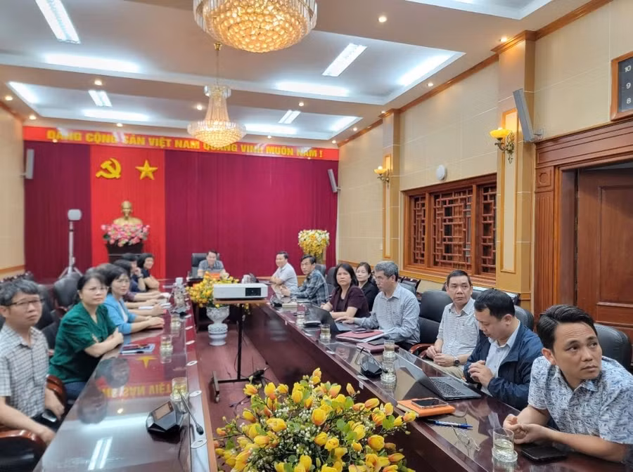 Ông Luyện Hữu Chung chủ trì tại điểm cầu Sở GD&ĐT Yên Bái.