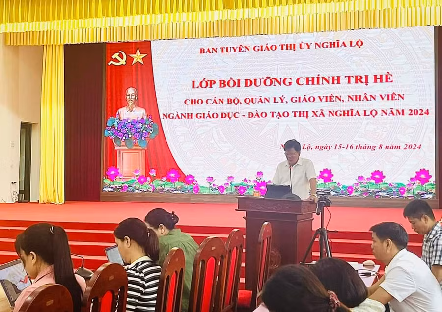 Cán bộ, giáo viên tại TX Nghĩa Lộ (Yên Bái) sẽ được bồi dưỡng chính trị theo hình thức trực tiếp kết hợp với trực tuyến.