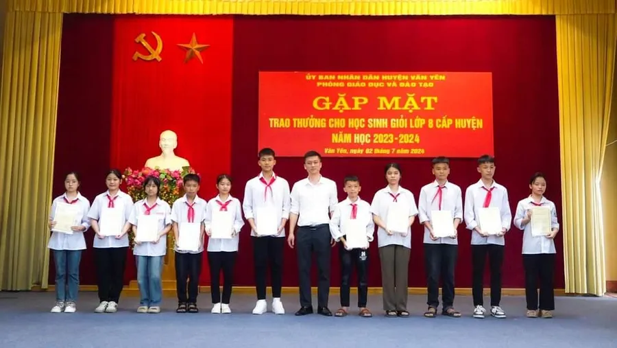 Phòng GD&ĐT huyện Văn Yên khen thưởng các em học sinh giỏi lớp 8.