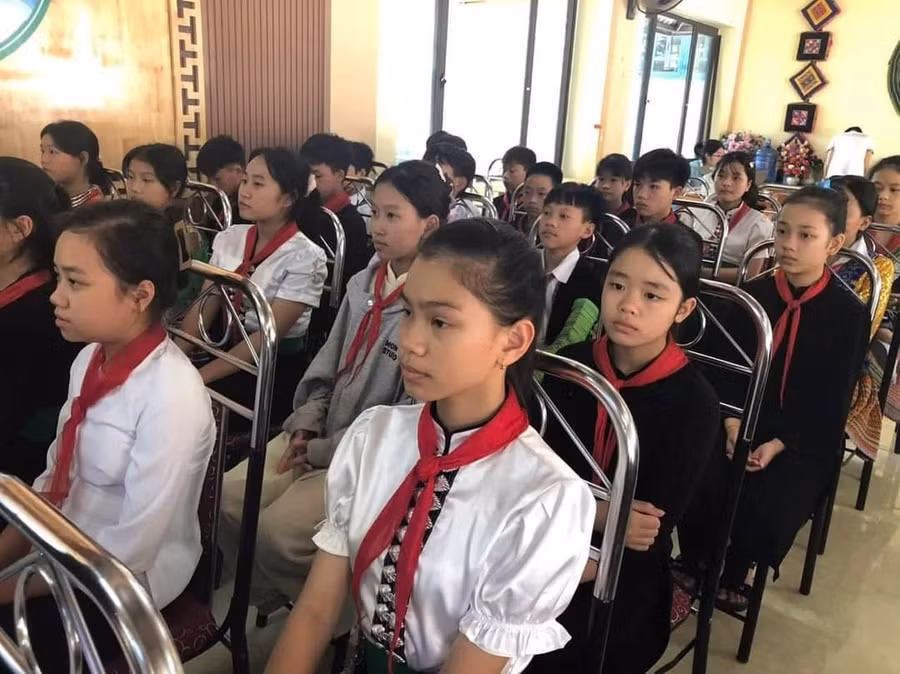 Các em học sinh Trường PTDT Nội trú THCS Văn Chấn tham gia buổi tọa đàm. (Ảnh: ĐVCC)