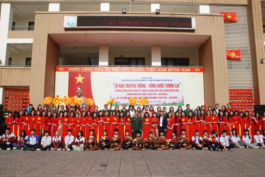 "Tự hào truyền thống - Vững bước tương lai" giúp học sinh có nền tảng kiến thức văn hóa, lịch sử sâu rộng.