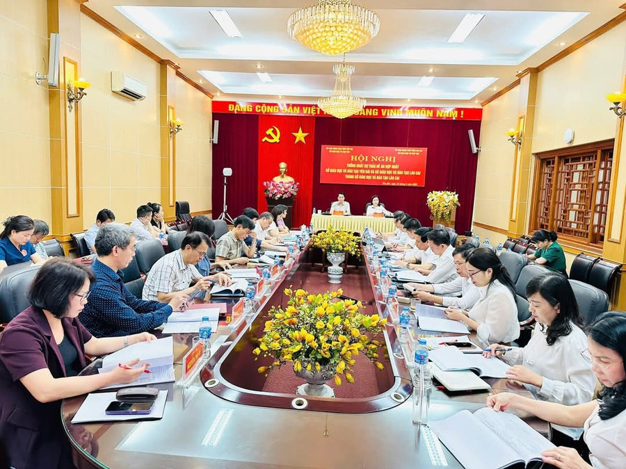 Hai sở GD&ĐT tỉnh Yên Bái và Lào Cai trong Hội nghị bàn phương án hợp nhất.