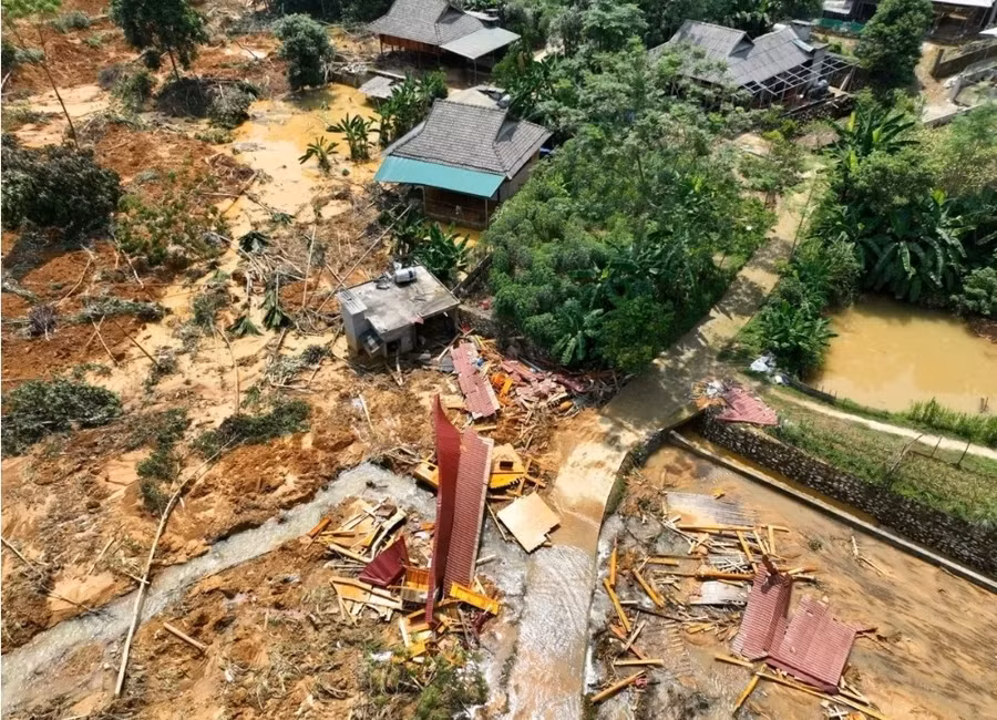 Thôn Át Thượng tan hoang do ảnh hưởng bão số 3.