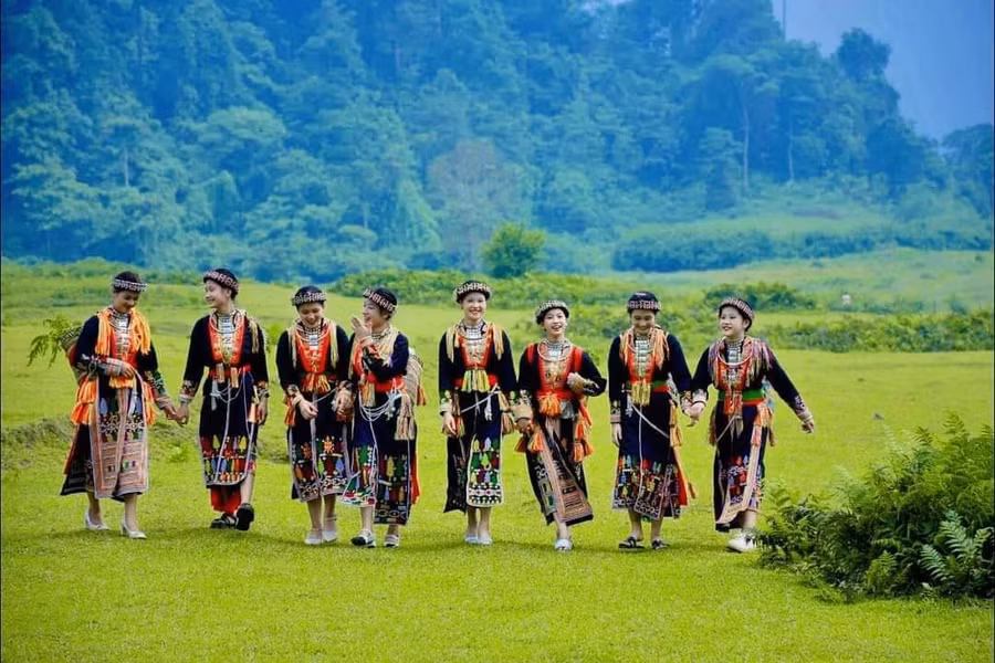 Những cô gái Dao bên cảnh sắc nên thơ tại "đất ngọc" Lục Yên.