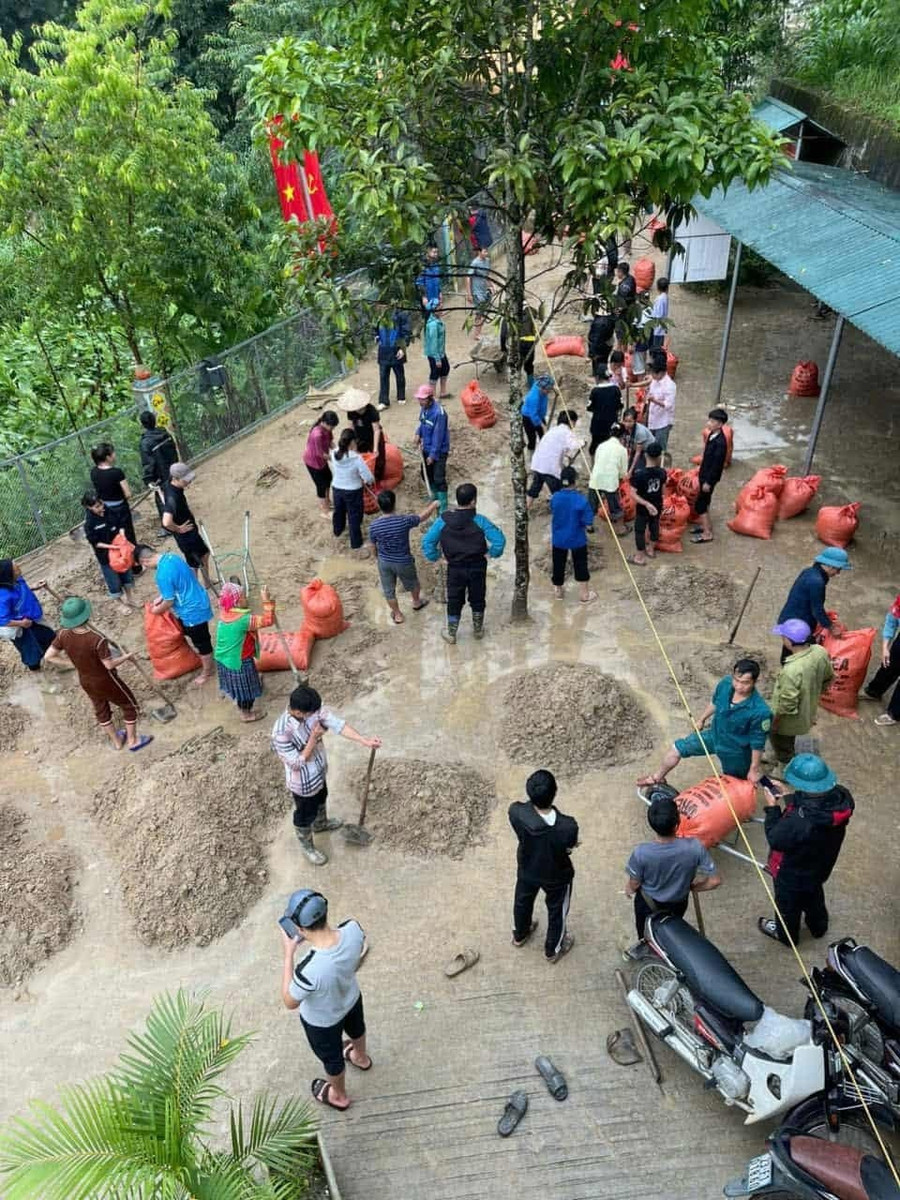 Các cơ quan chức năng chung tay khắc phục hậu quả. 1000041477.jpg