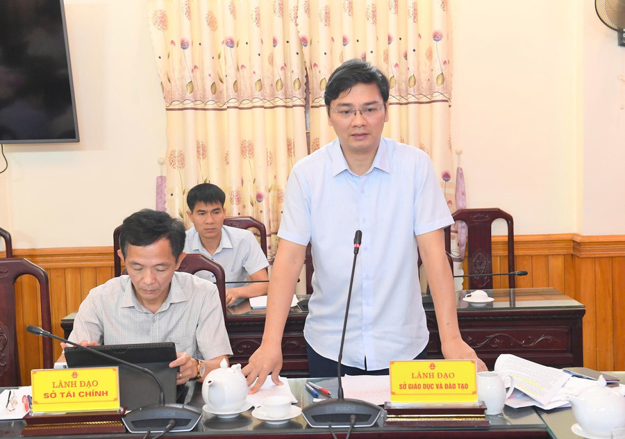 Ông Vũ Đình Hưng, Giám đốc Sở GD&ĐT tỉnh Tuyên Quang phát biểu tại buổi làm việc. 1000041482.jpg
