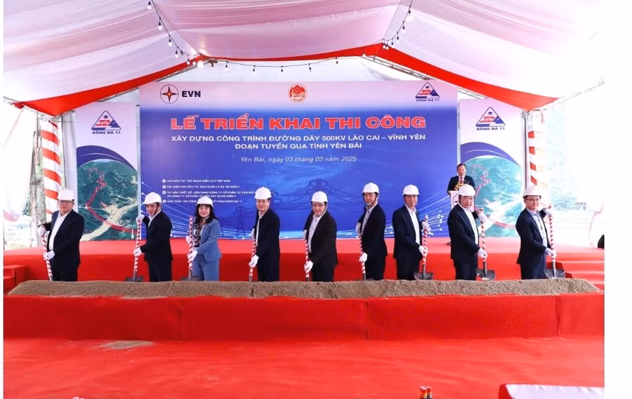 Các đại biểu tại lễ khởi công Dự án đường dây 500kV Lào Cai - Vĩnh Yên.