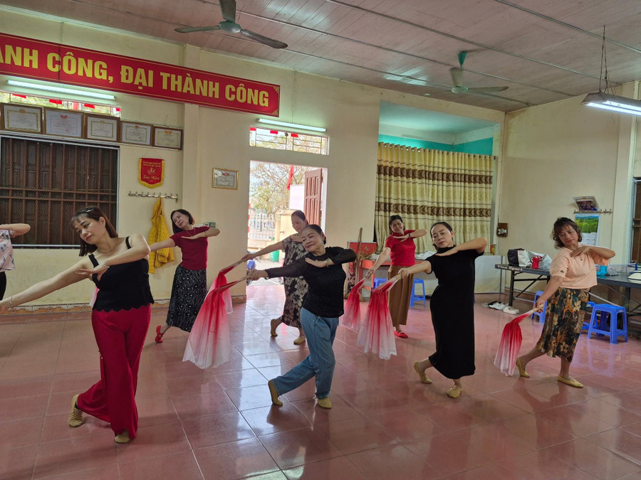 Người dân Tuyên Quang học múa không chỉ để có cơ thể khỏe mạnh, dẻo dai mà còn giữ nét đẹp văn hóa truyền thống. 1000039071.jpg