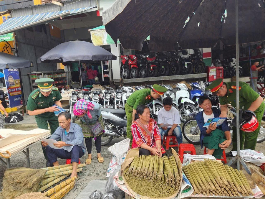 Tuyên truyền cho người dân ở Pà Vầy Sủ, Tuyên Quang. (Ảnh: CATQ)