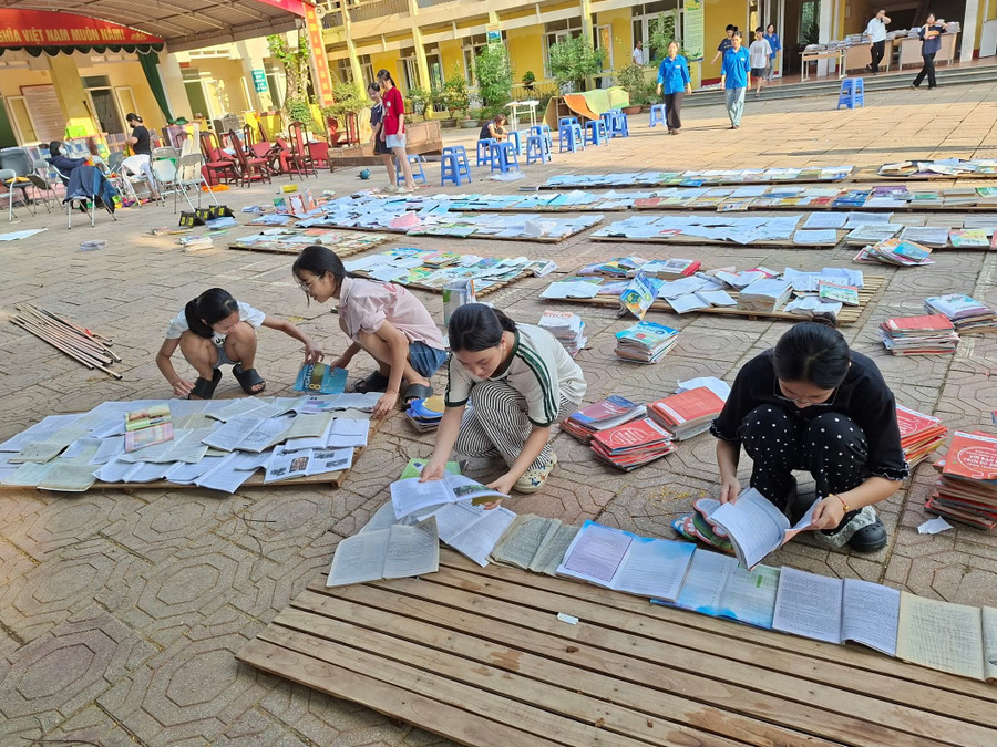 Cứu sách, thể hiện sự trân trọng tri thức của thầy, trò vùng khó. 1000042902.jpg