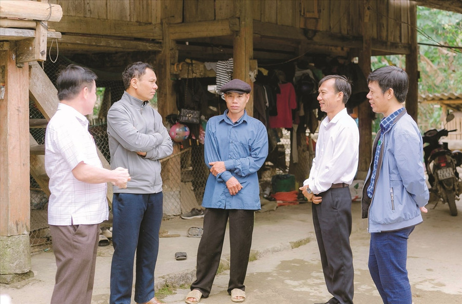 Phó Giám đốc Sở Dân tộc và Tôn giáo tỉnh Tuyên Quang Trần Đức Nghĩa (người thứ hai từ phải qua) thăm hỏi và đi kiểm tra công tác giảm nghèo tại xã Hồ Thầu, tỉnh Tuyên Quang.(Ảnh: Vũ Mừng) 1000042915.jpg
