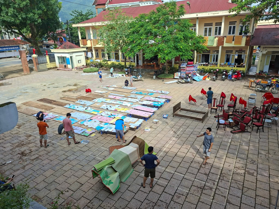 Hình ảnh phơi sách khiến nhiều người xúc động. 1000042901.jpg