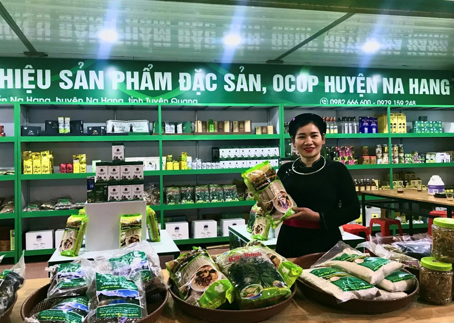 Các sản phẩm OCOP được trưng bày và bán tại điểm giới thiệu sản phẩm nhằm thu hút khách du lịch khi đến với Tuyên Quang.