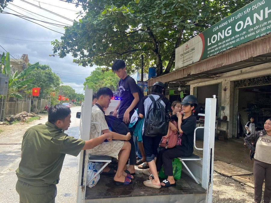 Công an xã Yên Thế đảm bảo an toàn cho các thí sinh. 1000038191.jpg