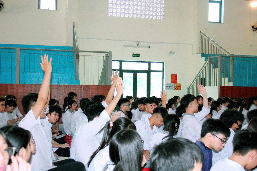 Học sinh tự tin, sôi nổi tham gia thảo luận và chia sẻ ý kiến. (Ảnh: NTCC) 79c07e90424bf415ad5a.jpg