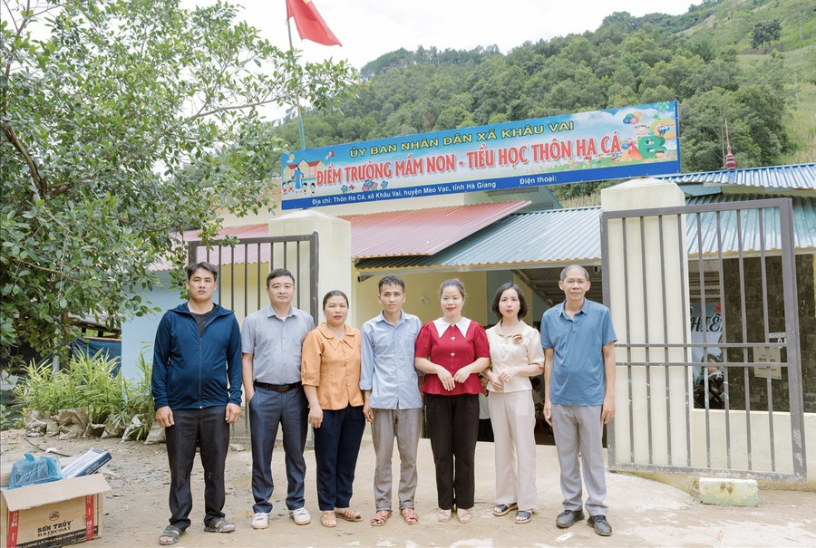 Bí thư Chi Bộ thôn Ha Cá, anh Già Mí Già cùng các giáo viên. 1000040850.jpg