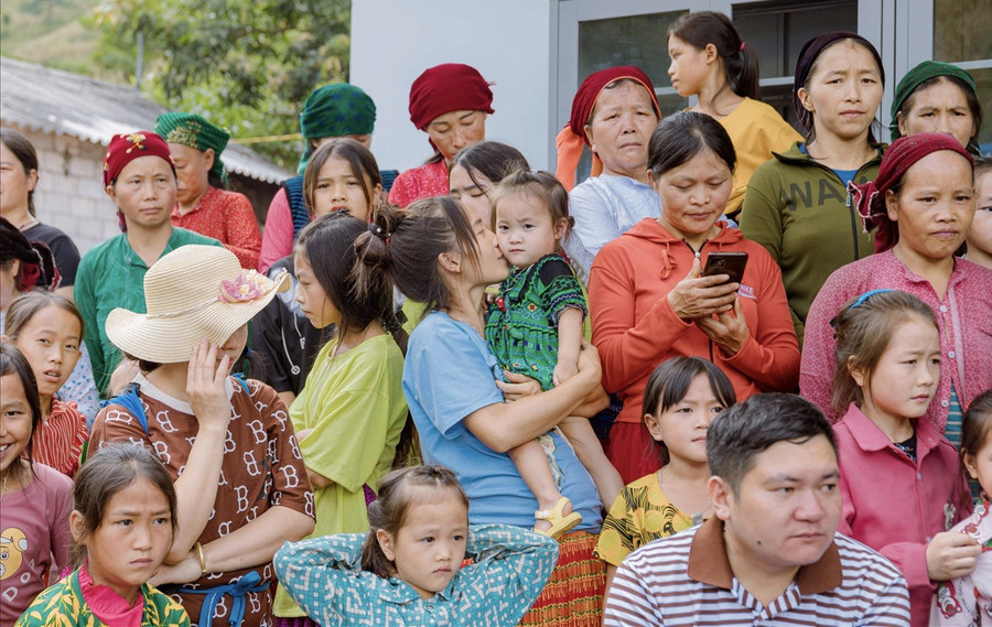 Người dân địa phương vui mừng với những đóng góp lớn lao của các cá nhân, tập thể với địa phương. 1000040851.jpg