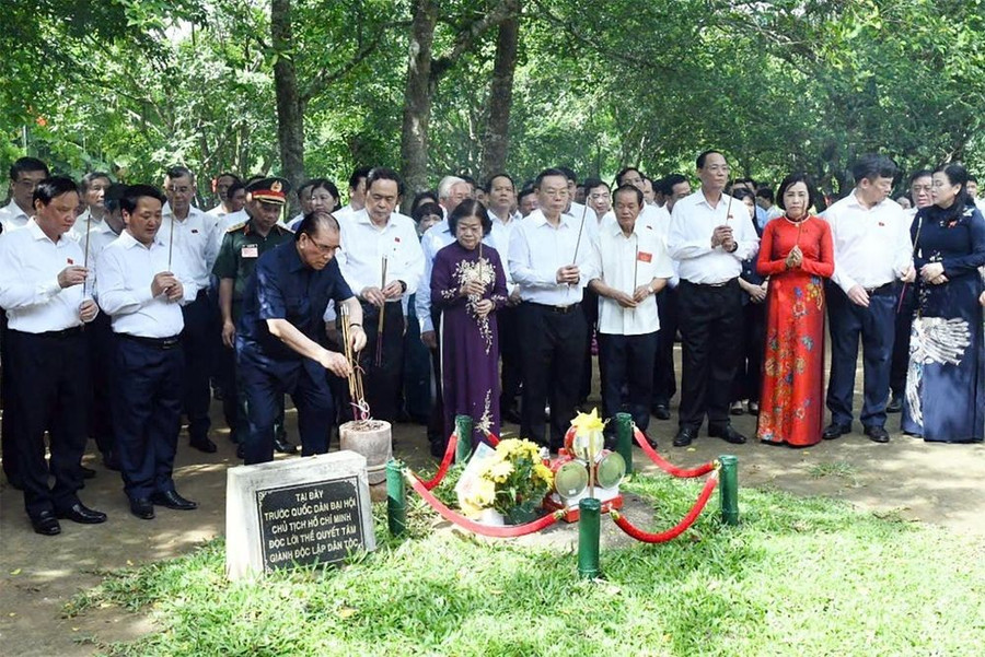 Các lãnh đạo, nguyên lãnh đạo Đảng, Nhà nước dâng hương tại đình Tân Trào. 1000040271.jpg