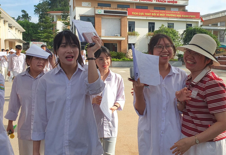 Ngày thi đầu tiên, thí sinh Yên Bái ra khỏi phòng thi với những nụ cười tươi. 1000038279.jpg