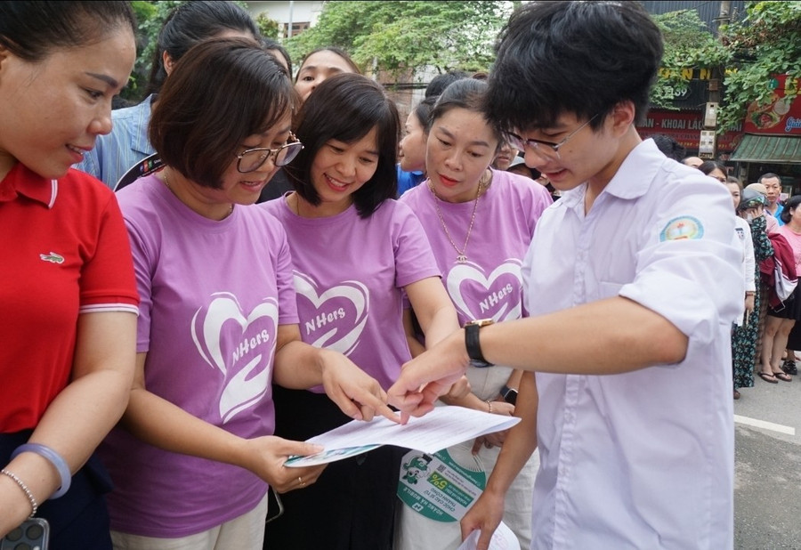 Các cô giáo động viên học sinh sau 2 môn thi tự chọn. 1000038292.jpg