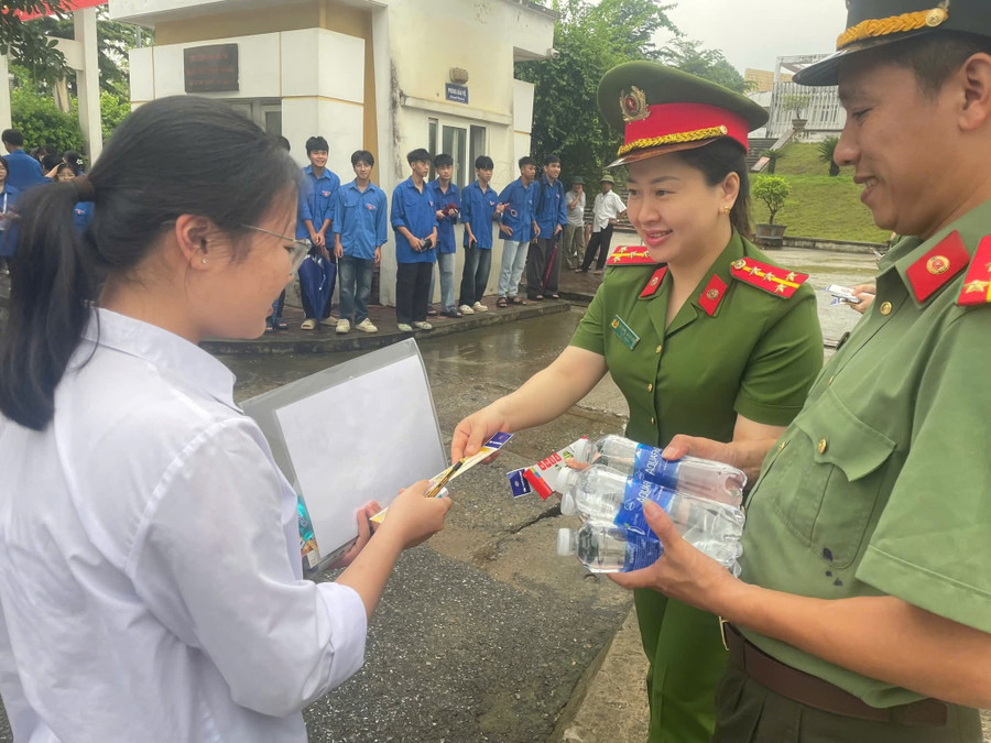 Thí sinh được tiếp sức, xoa dịu áp lực ngay khi đến điểm thi. 1000038280.jpg
