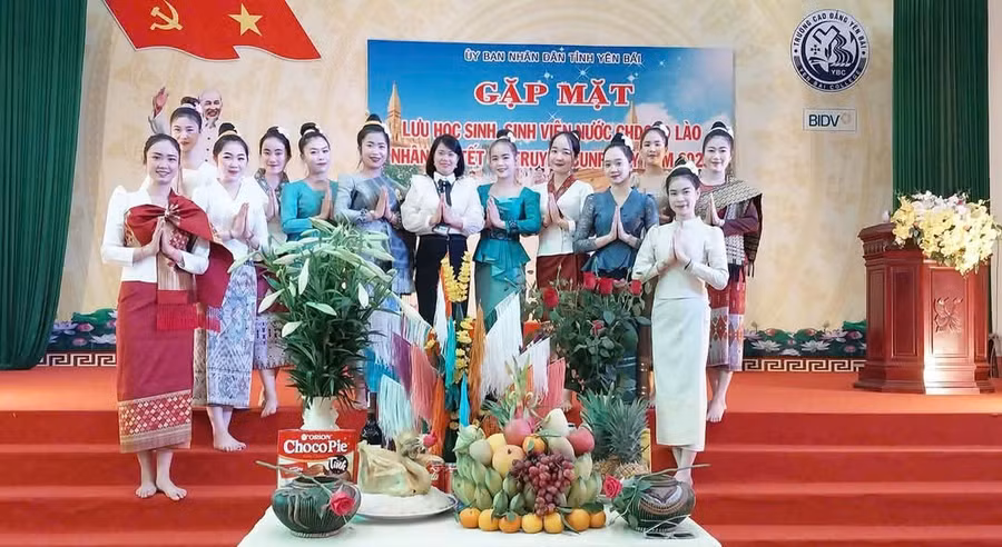 Cô Cầm Thị Nghiệp và sinh viên Lào trong 1 buổi gặp mặt. (Ảnh: NVCC)