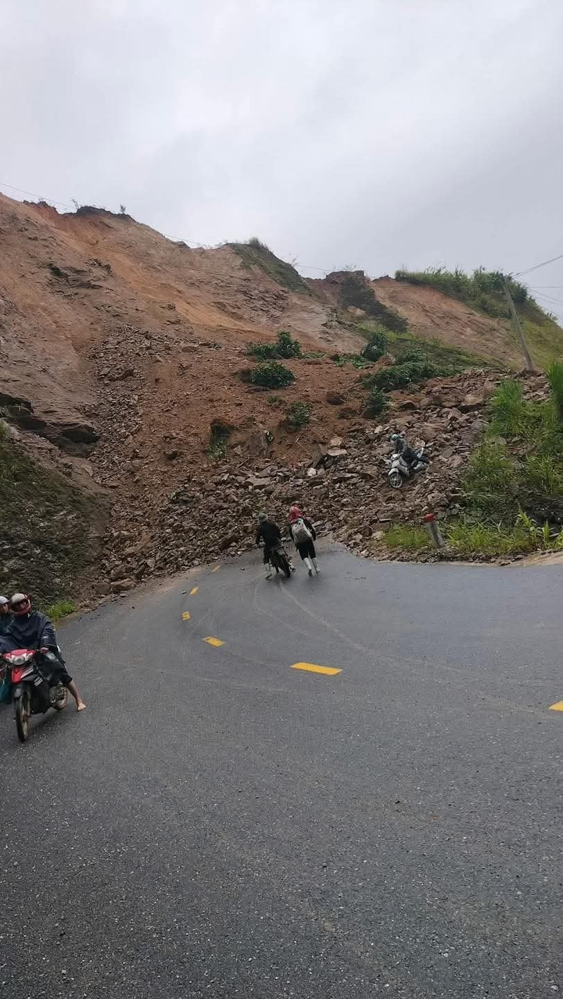 Đất, đá sạt lở khiến giao thông gián đoạn. 1000040539.jpg