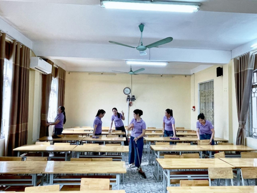 Giáo viên Trường THPT Tân Trào Tuyên Quang vệ sinh lớp học. 1000040531.jpg