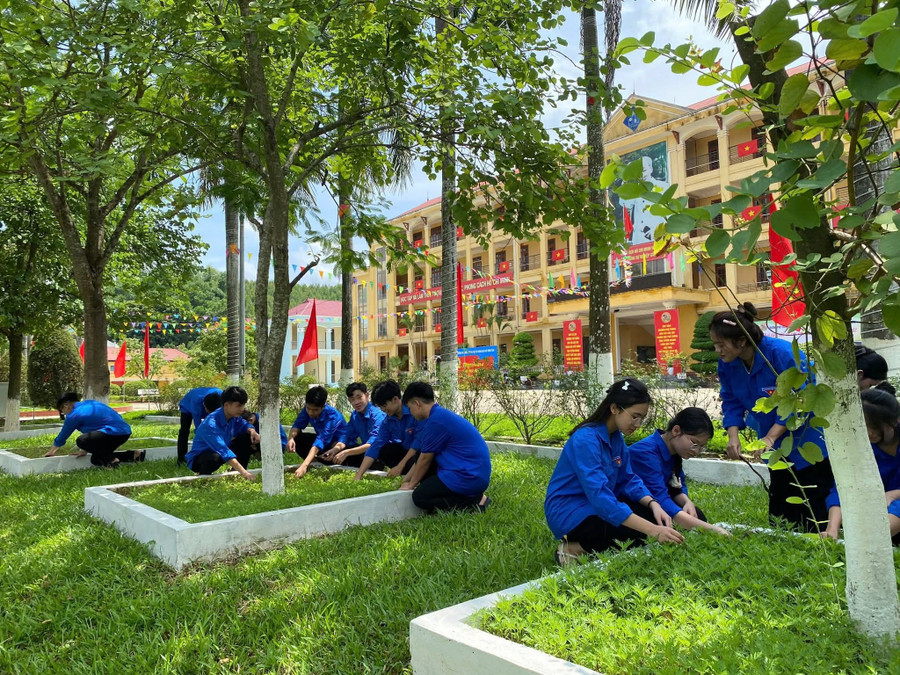 Học sinh Trường Phổ thông Dân tộc Nội trú THPT Tuyên Quang tham gia dọn dẹp vệ sinh, bảo vệ môi trường.