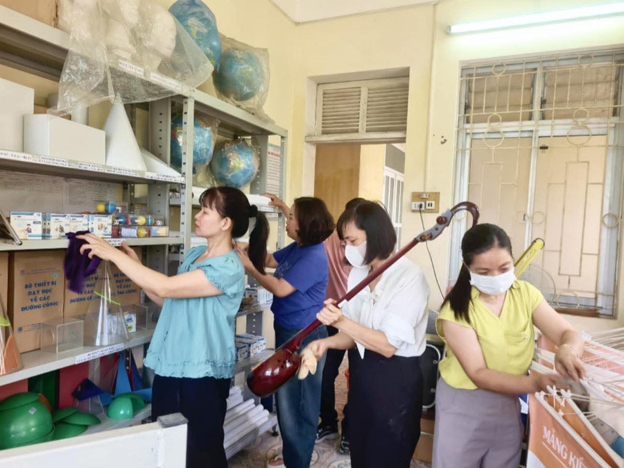 Thiết bị hỗ trợ giảng dạy được các giáo viên kiểm tra, vệ sinh chuẩn bị cho năm học mới. 1000040532.jpg