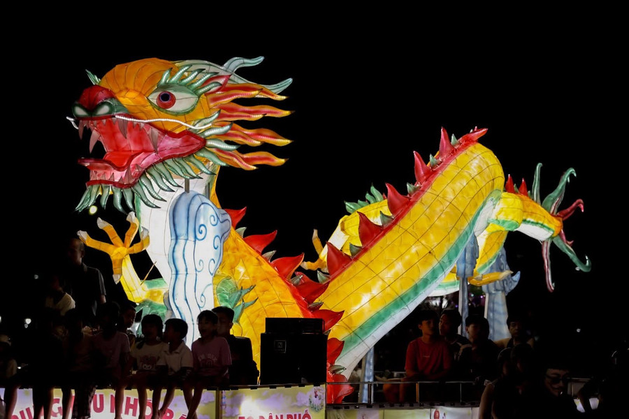 Tất cả tạo nên một không gian lễ hội vừa sôi động, náo nhiệt, vừa mang đậm nét văn hóa truyền thống. 1000040527.jpg