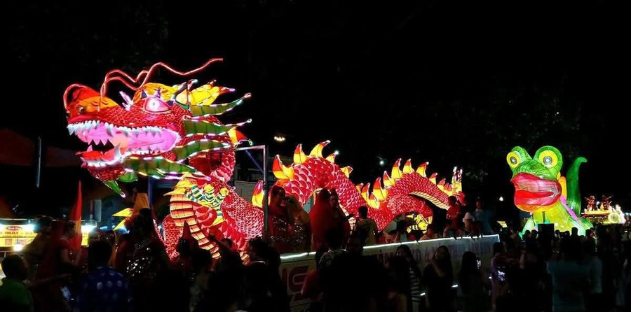 Đó có thể là những con rồng, con hổ uy dũng, những nàng tiên, ông bụt trong truyện cổ tích, hay thậm chí là những mô hình mô phỏng các công trình kiến trúc nổi tiếng. 1000040553.jpg