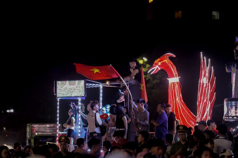 Tiếng trống, tiếng nhạc rộn ràng hòa cùng tiếng reo hò, tiếng cười nói của du khách và người dân. 1000040528.jpg