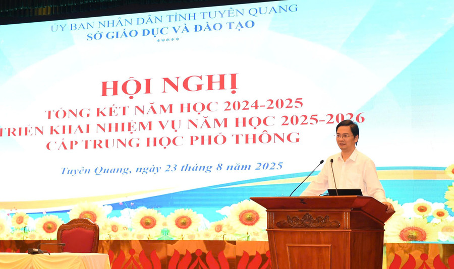 លោក Vu Dinh Hung ប្រធាននាយកដ្ឋានអប់រំ និងបណ្តុះបណ្តាល Tuyen Quang ថ្លែងក្នុងសន្និសីទ។ 1000040546.jpg