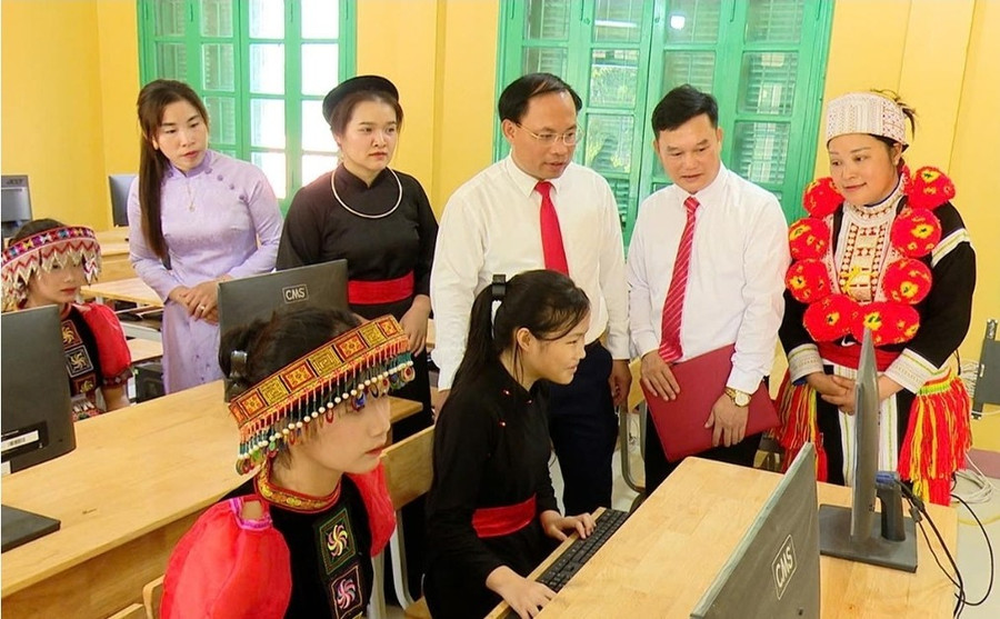 Lãnh đạo xã Lâm Bình thăm và động viên thầy trò Trường Phổ thông Dân tộc bán trú Tiểu học và THCS Xuân Lập trong dịp đầu năm học mới. 1000041842.jpg