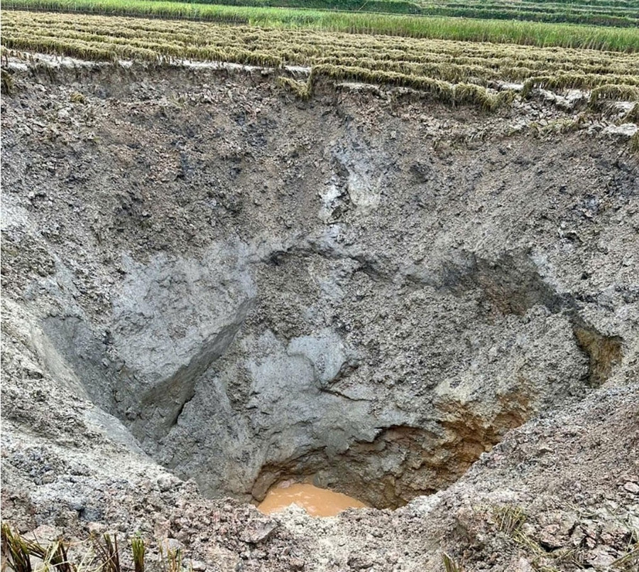 Xuất hiện hố sụt rộng tại xã Ngọc Long, Tuyên Quang.