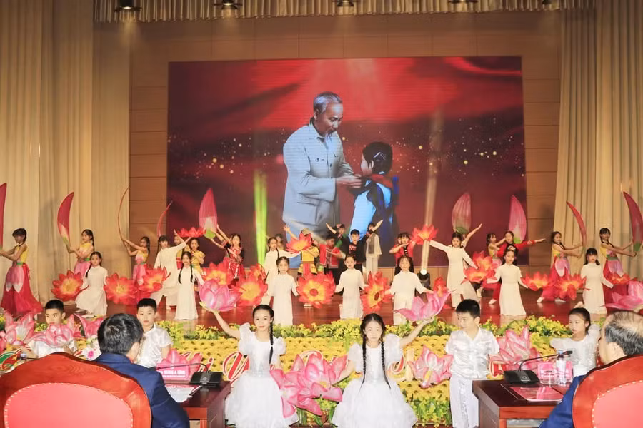 Văn nghệ chào mừng.