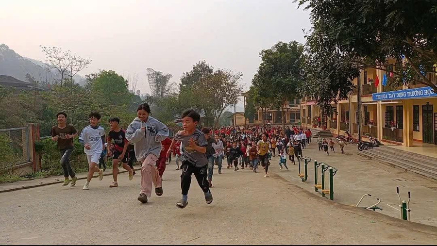 Các em học sinh trường Tiểu học & THCS Suối Quyền, Văn Chấn Yên Bái hưởng ứng Ngày vì sức khỏe toàn dân.