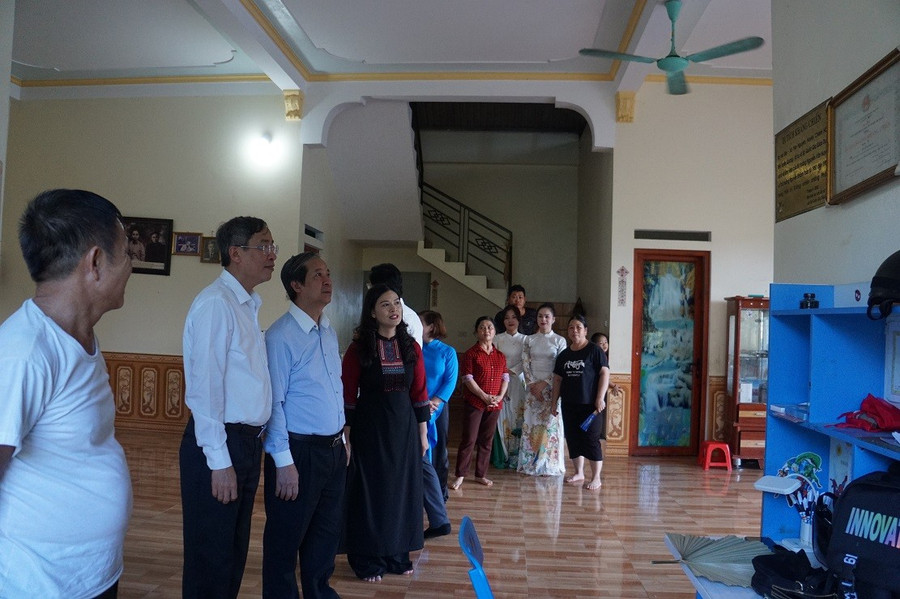 Bộ trưởng Nguyễn Kim Sơn thăm nhà người dân tại khu di tích Bộ Quốc gia Giáo dục. dsc06444.jpg