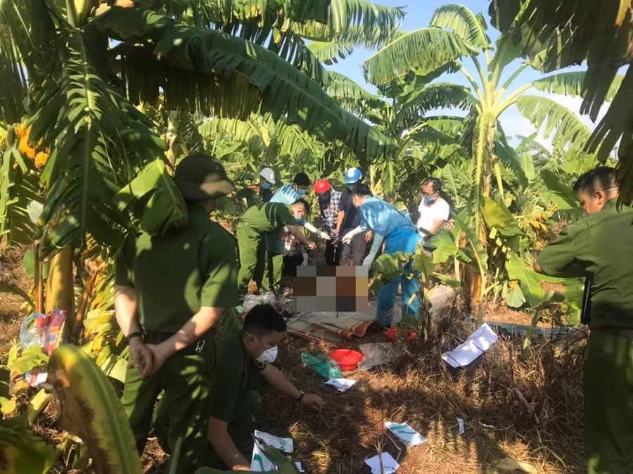 Lực lượng chức năng khám nghiệm tử thi. (Ảnh: CA Phú Thọ)