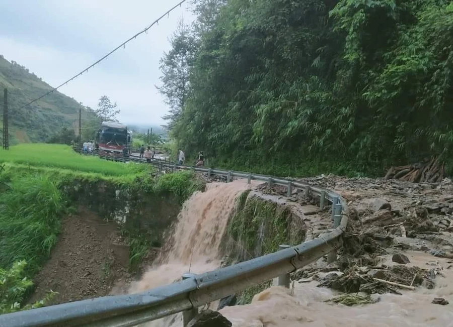 Mưa lớn khiến nhiều đoạn đường tại Yên Bái bị chia cắt.