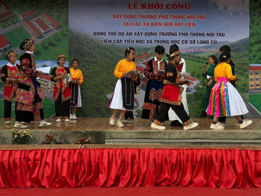 Không khí chuẩn bị của các em học sinh tại xã Lũng Cú.