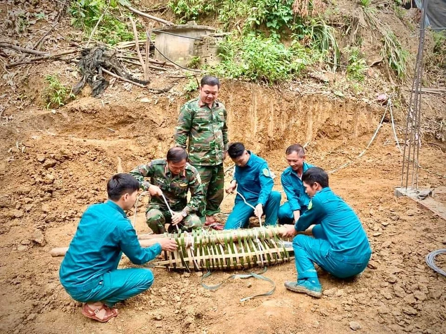 Quả bom được tiếp nhận và đưa ra khỏi vùng dân cư. (Ảnh: Mỹ Vân)