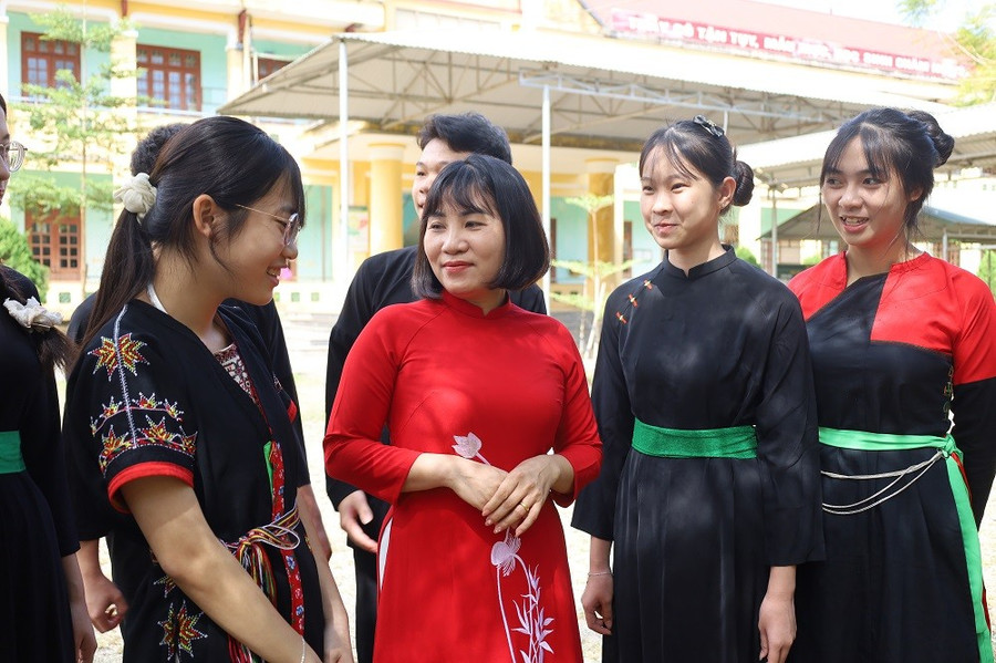 Cô giáo Đàm Thị Hạnh bên những học trò của mình.