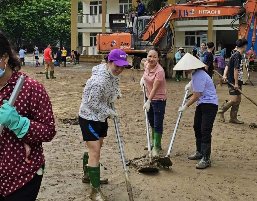 Hàng trăm giáo viên đến từ các nhà trường tại Yên Bái hỗ trợ trường TH Hồng Thái (TP Yên Bái) đơn vị cuối cùng chưa thể đón học sinh trở lại sau bão số 3.