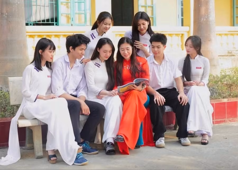 Cô và trò Trường THPT Nguyễn Văn Huyên, phường An Tường, Tuyên Quang.