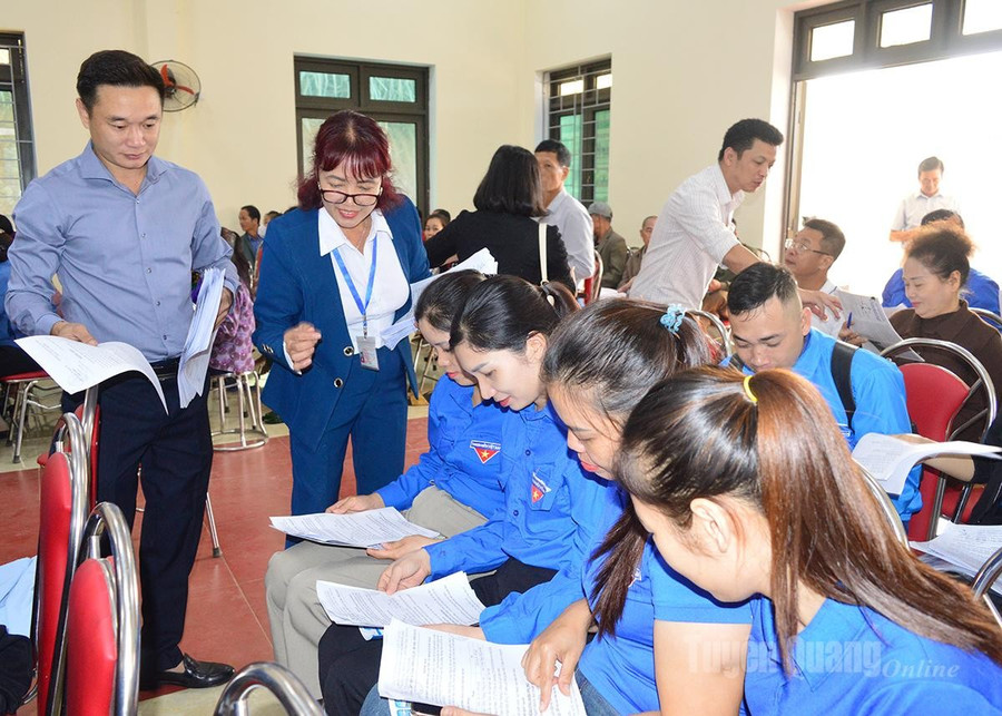 Các đơn vị, doanh nghiệp tư vấn về xuất khẩu lao động cho đoàn viên, người lao động xã Nhữ Khê. 1000042892.jpg