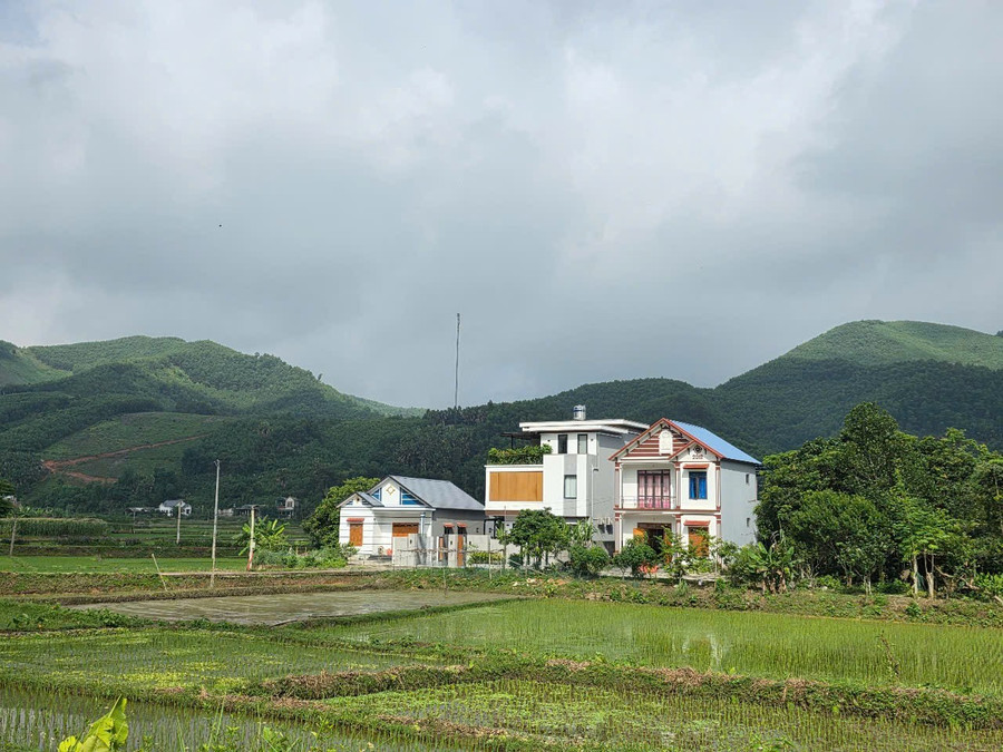 Những ngôi nhà khang trang mọc lên ở vùng quê nghèo nhờ XKLĐ.