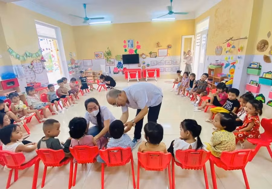 Khám sức khỏe cho học sinh trở lại trường sau ảnh hưởng bão số 3 tại Thị xã Nghĩa Lộ, Yên Bái.