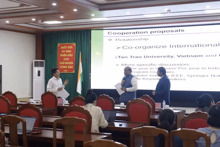 Đoàn công tác Viện giáo dục QIS (Ấn Độ) làm việc với các nhóm nghiên cứu của Trường Đại học Tân Trào.